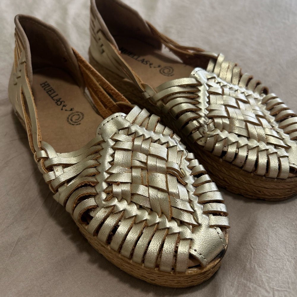 Huellas Huaraches - gold